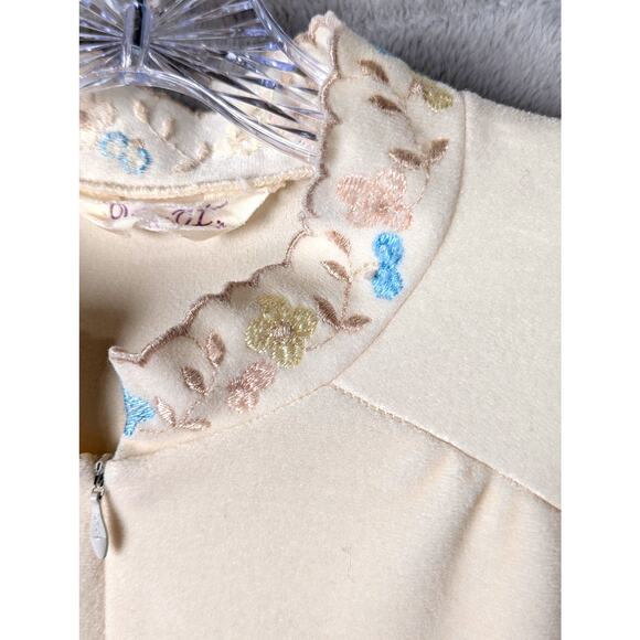 Vtge 70's Vanity fair robe
Microfleece.Embroidered Bust 42" length49" sl21.5"EUC - Picture 3 of 5